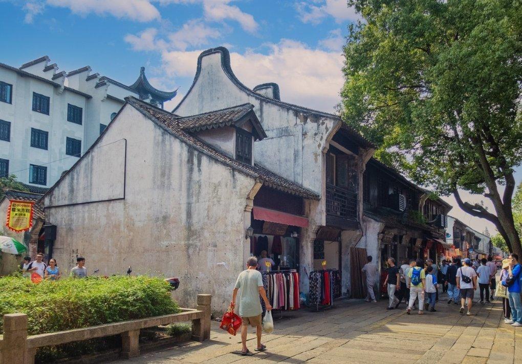 房产证上写的是老公的名字，离婚后，房子怎么处理？